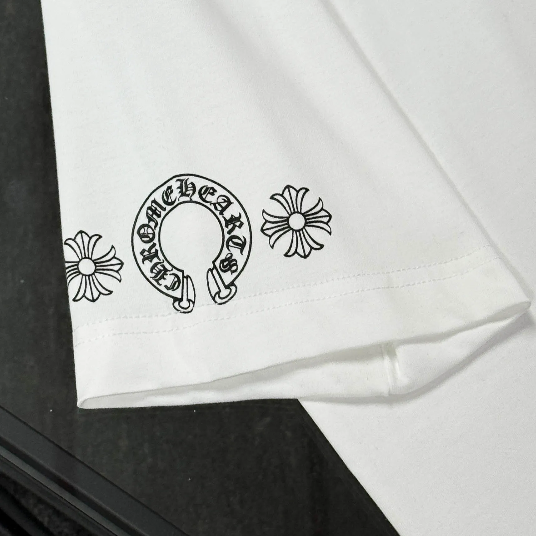 P180 Chrome Hearts Chrome Hearts 25 high version. The fabric is made of 300 grams of high-density cotton. It does not deform or shrink. It has three labels. It is the same style for men and women. Technology: Digital printing. Color: White. Black. SIZE: S-XL.